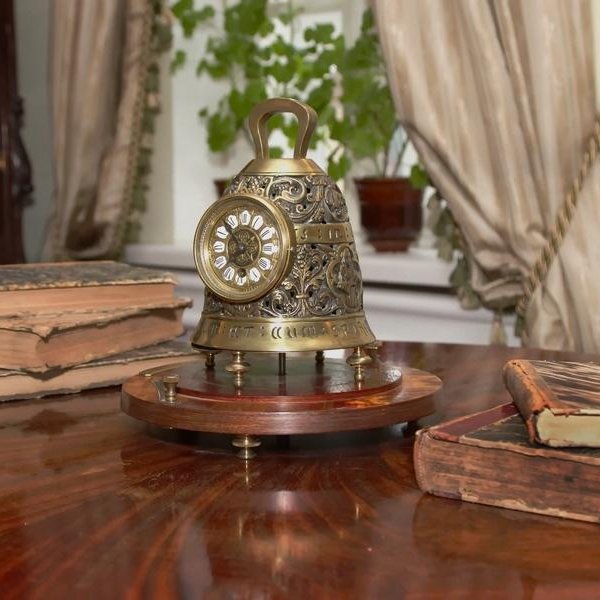 История экспоната. Часы в форме колокола