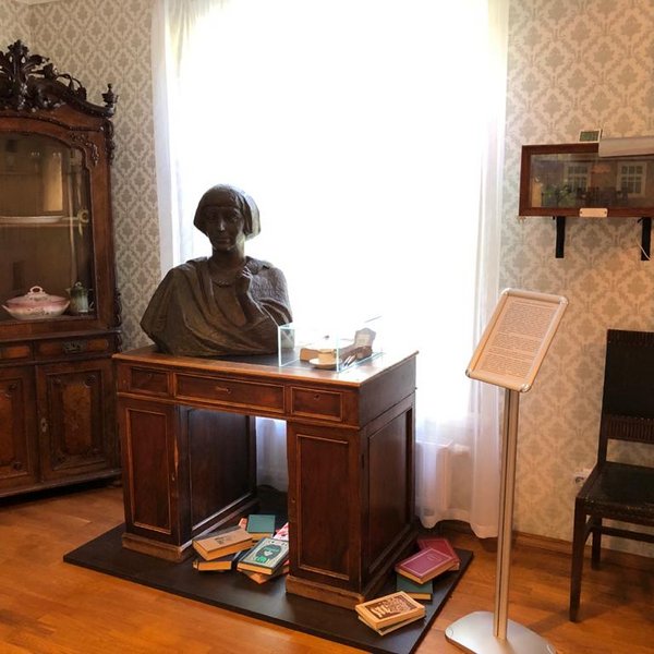 Выставка «Мой письменный верный стол!»
