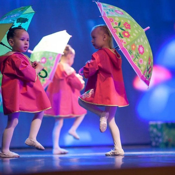 Танцевальный спектакль «Детская революция»