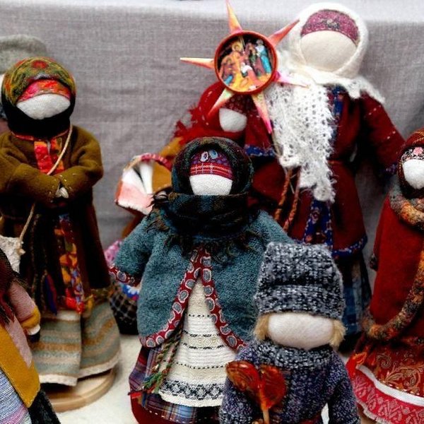 Выставка декоративно-прикладного творчества «Зимние народные куклы»